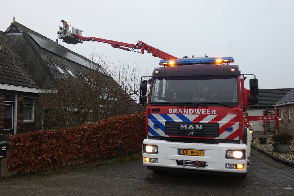 Brandweer blust brand in schoorsteen