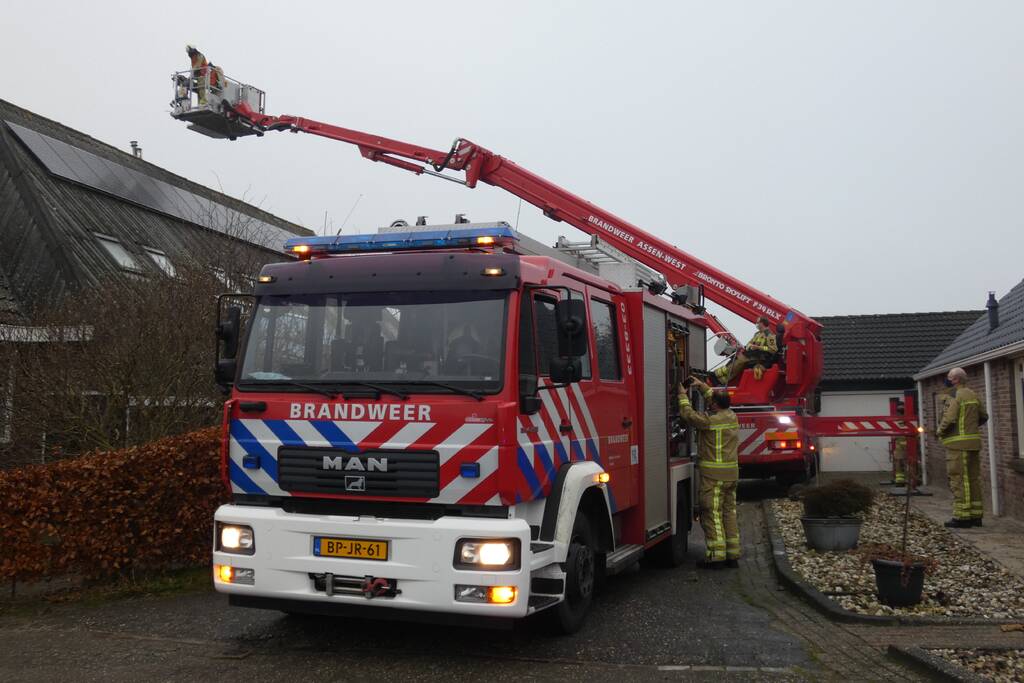 Brandweer blust brand in schoorsteen