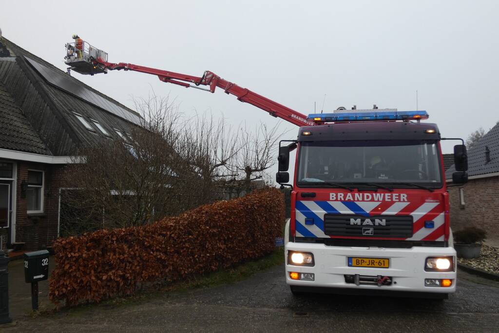 Brandweer blust brand in schoorsteen
