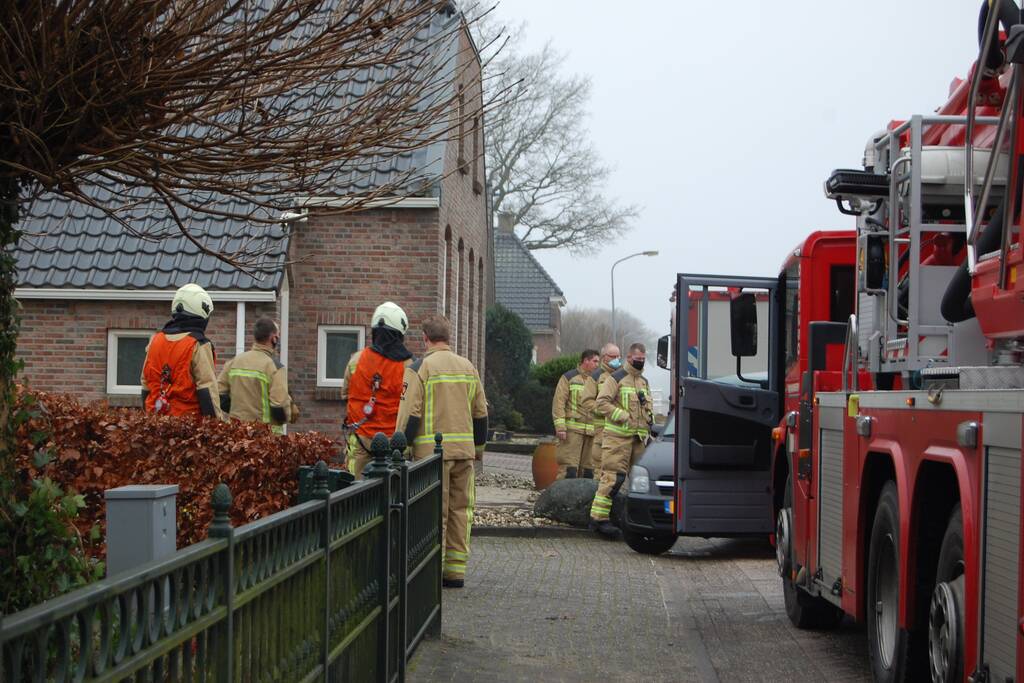 Brandweer blust brand in schoorsteen