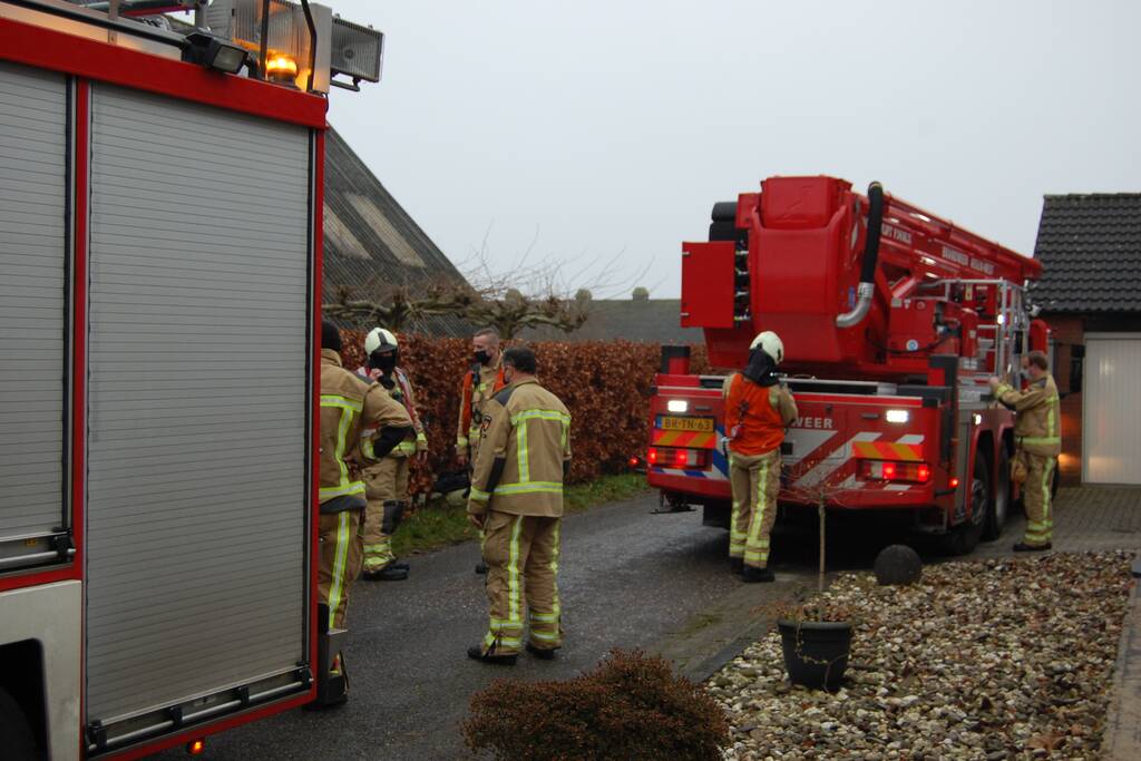 Brandweer blust brand in schoorsteen