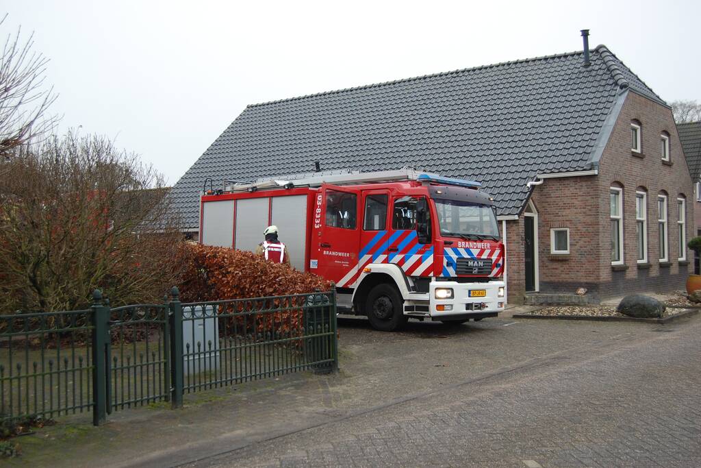 Brandweer blust brand in schoorsteen