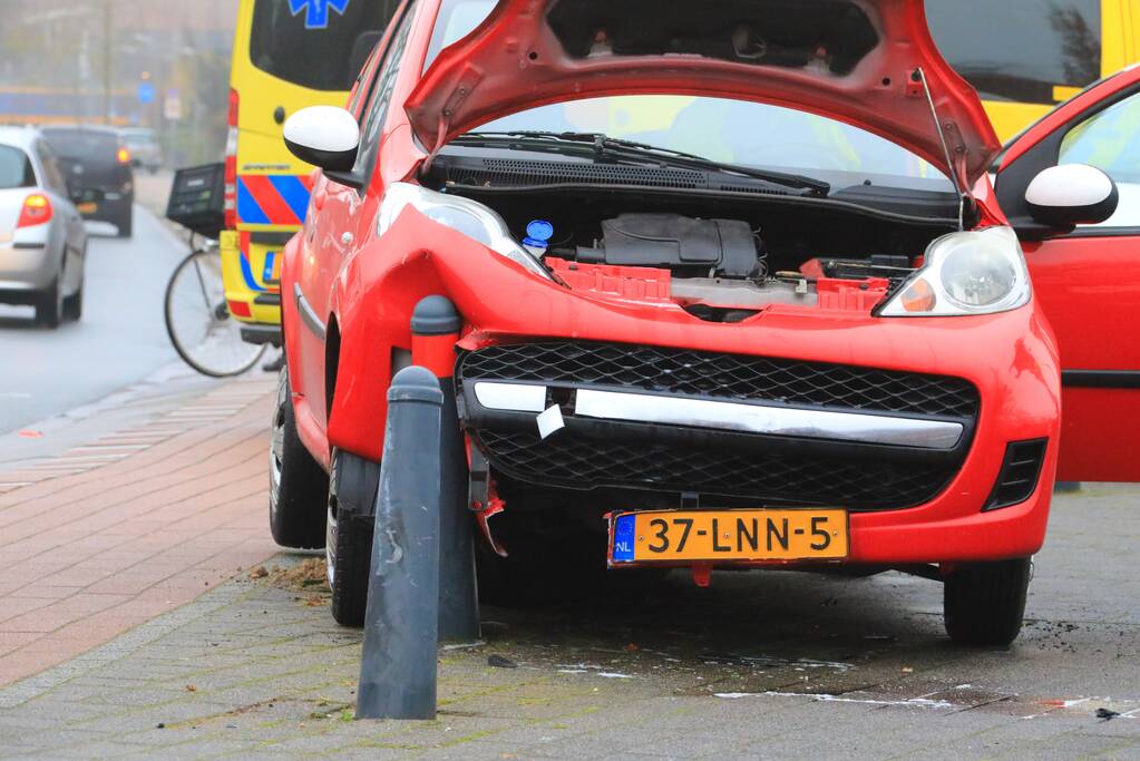 Auto vliegt uit de bocht en belandt op paaltjes
