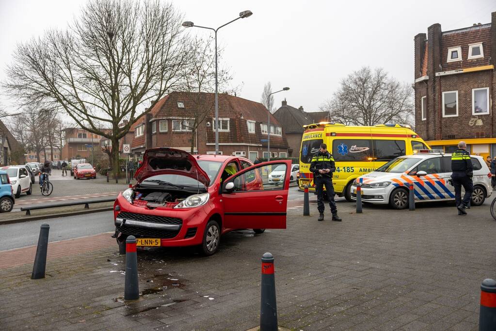 Auto vliegt uit de bocht en belandt op paaltjes