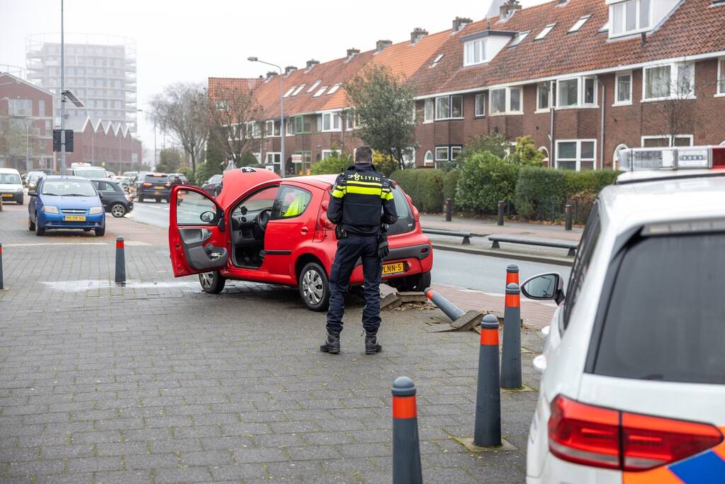 Auto vliegt uit de bocht en belandt op paaltjes