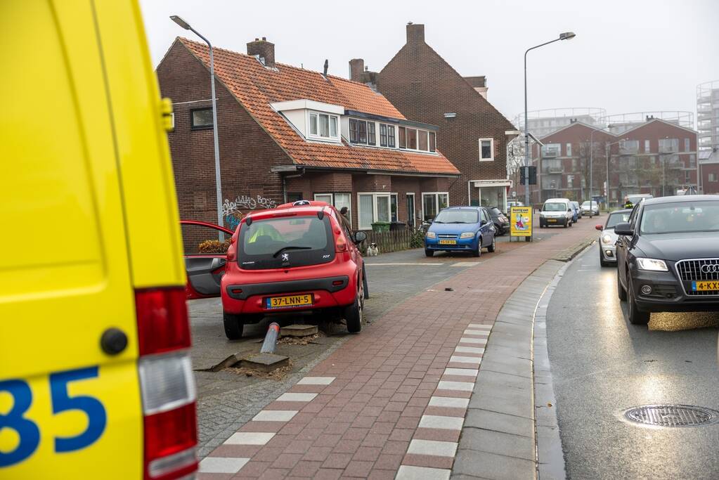 Auto vliegt uit de bocht en belandt op paaltjes