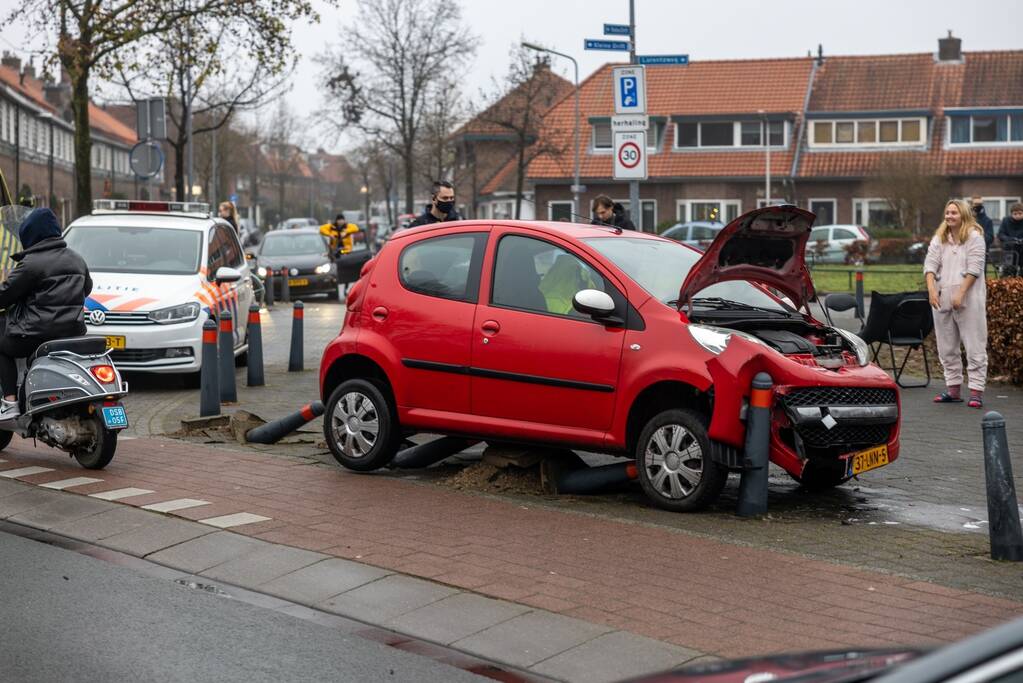 Auto vliegt uit de bocht en belandt op paaltjes