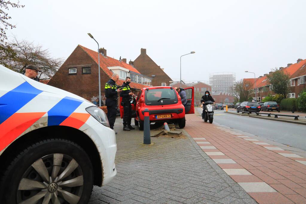Auto vliegt uit de bocht en belandt op paaltjes