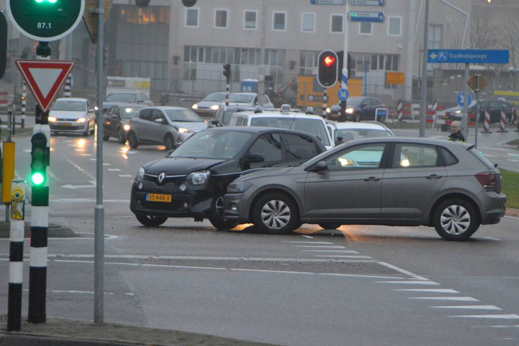 Twee personenauto's in botsing met elkaar