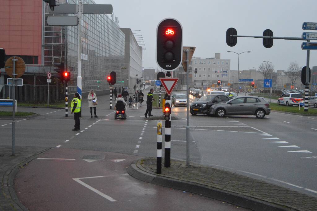 Twee personenauto's in botsing met elkaar