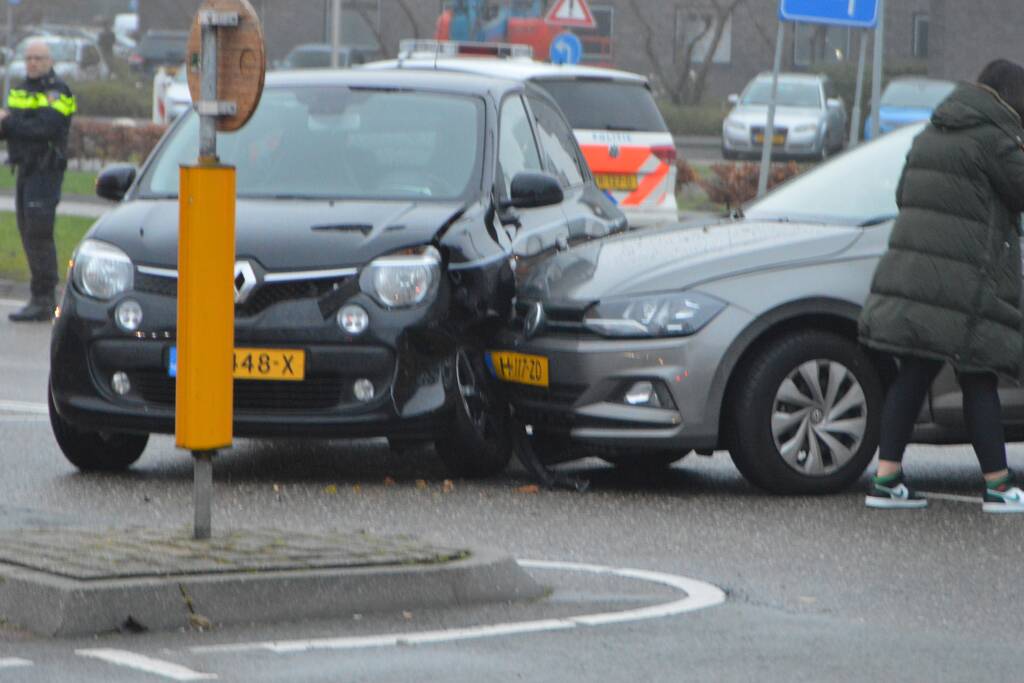 Twee personenauto's in botsing met elkaar
