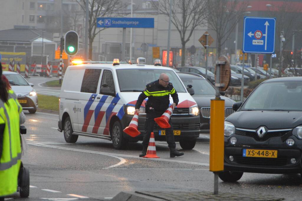 Twee personenauto's in botsing met elkaar