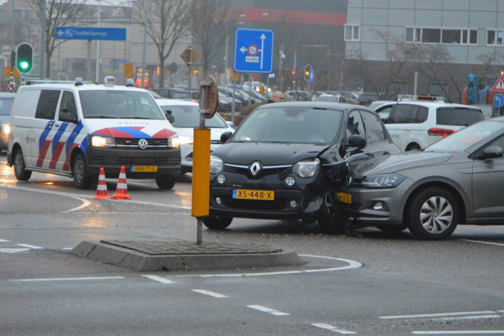 Twee personenauto's in botsing met elkaar