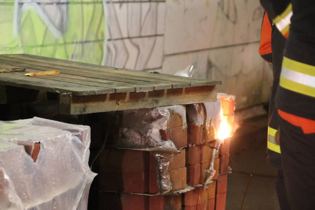 Brandweer voorkomt dat brand overslaat