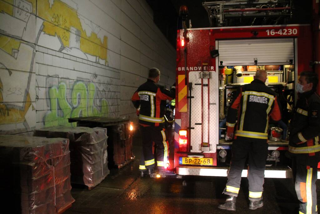 Brandweer voorkomt dat brand overslaat