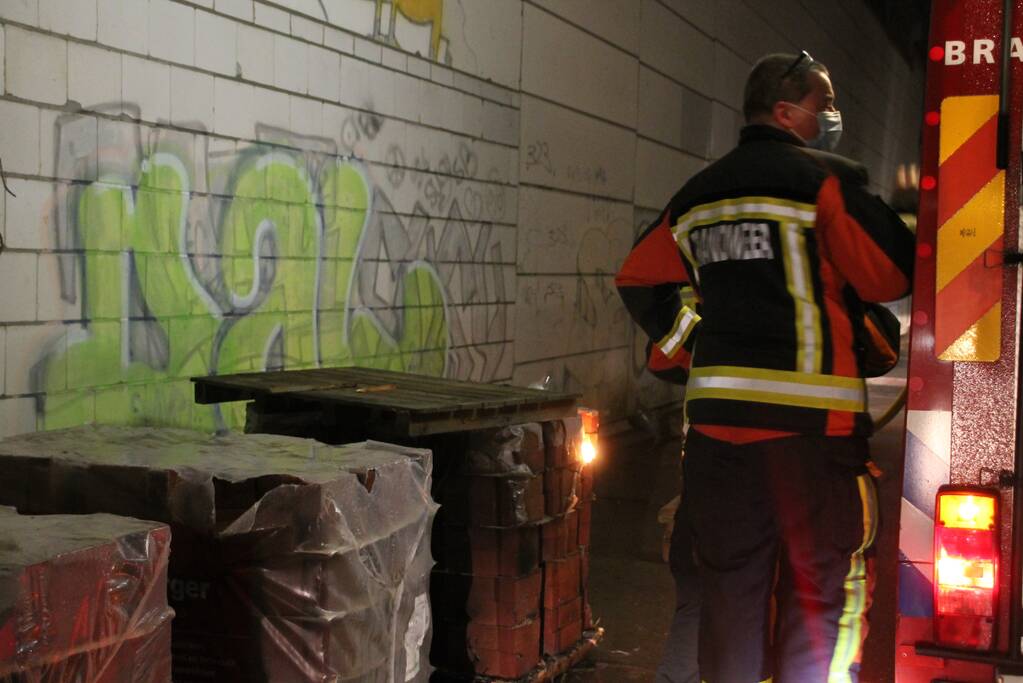 Brandweer voorkomt dat brand overslaat