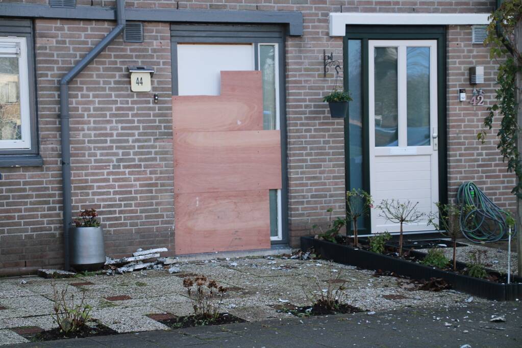 Voordeur woning verwoest door vuurwerkbom