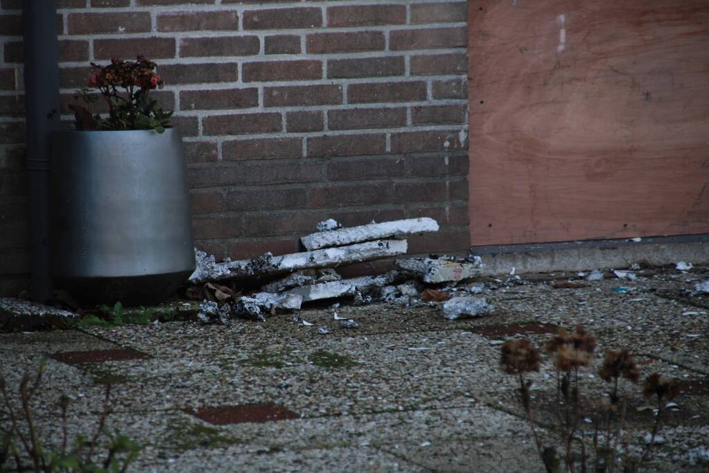 Voordeur woning verwoest door vuurwerkbom
