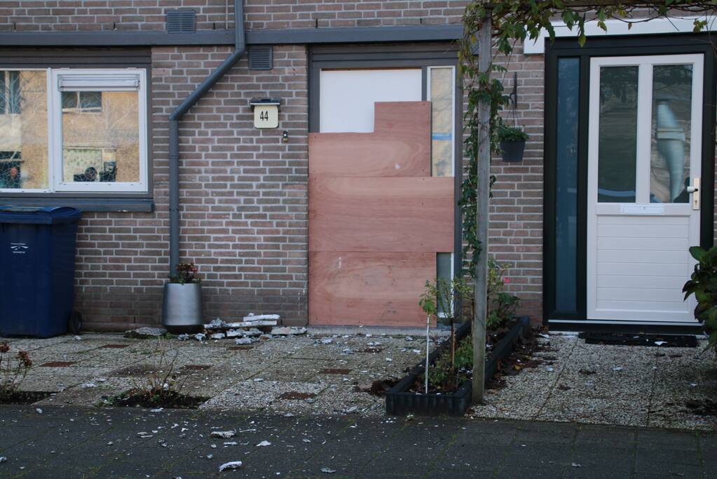 Voordeur woning verwoest door vuurwerkbom