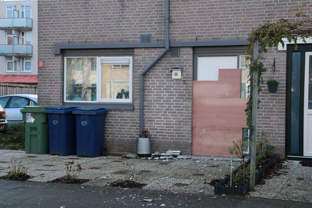 Voordeur woning verwoest door vuurwerkbom