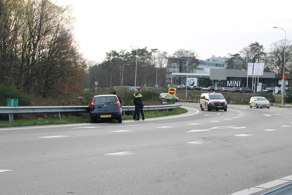 Bestuurder verliest macht over het stuur en rijdt in vangrail