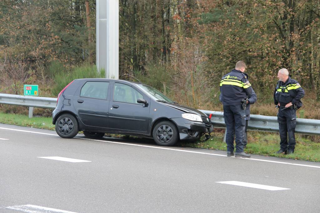 Bestuurder verliest macht over het stuur en rijdt in vangrail