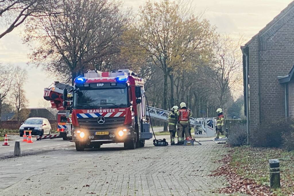 Brandweer veegt schoorsteen na brand