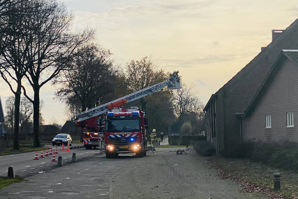 Brandweer veegt schoorsteen na brand