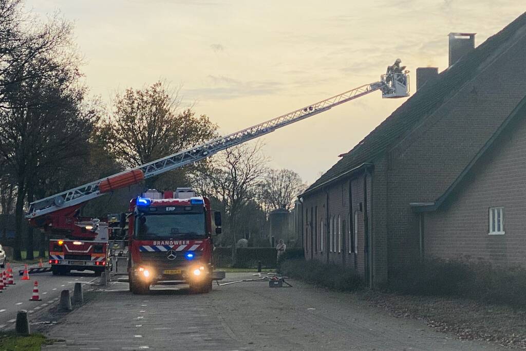 Brandweer veegt schoorsteen na brand
