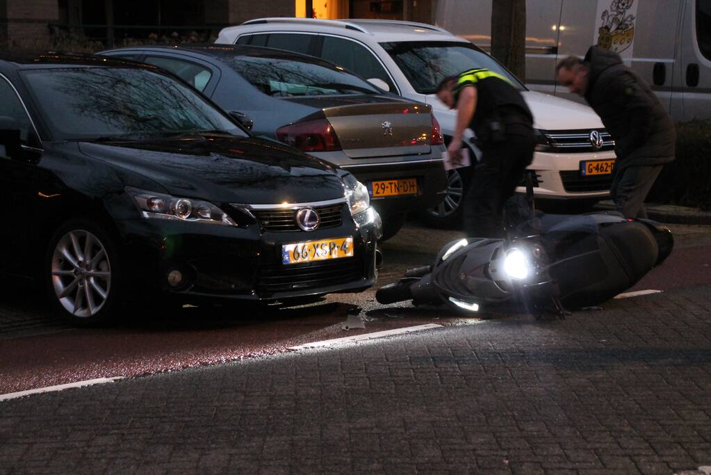 Scooterrijder geschept door auto