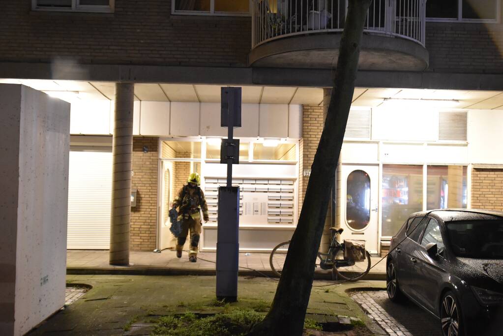 Plastic voorwerp in brand zet portiek vol rook