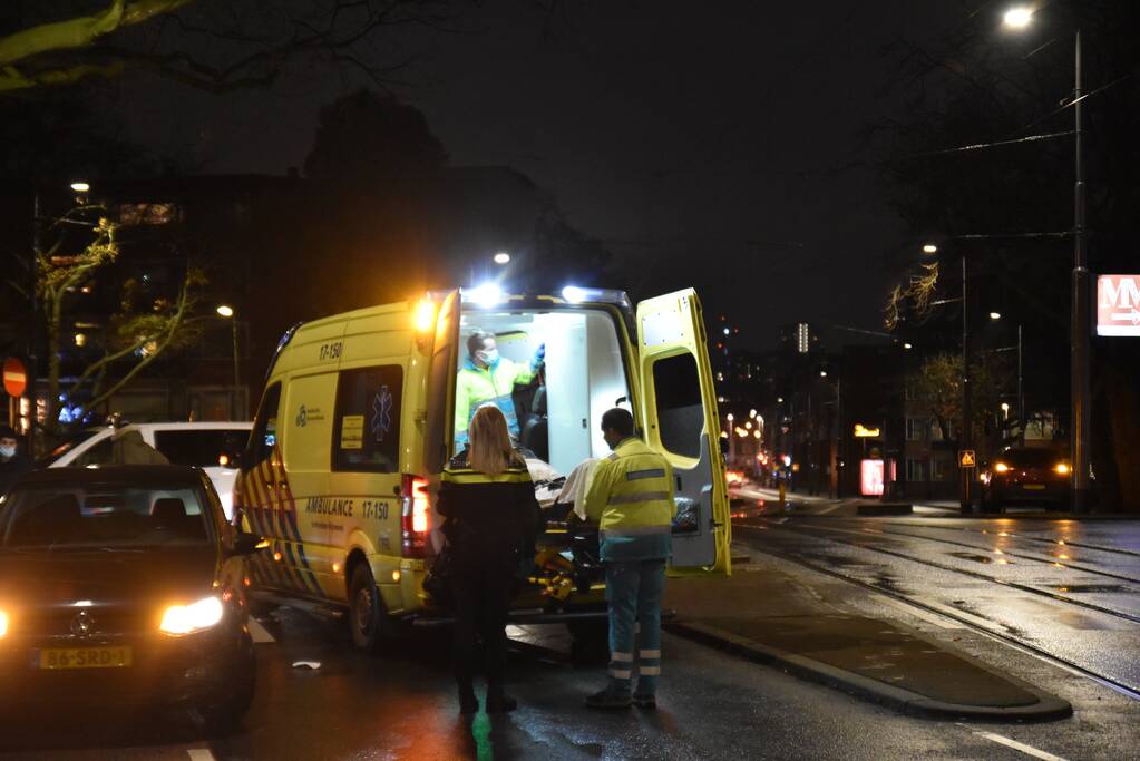 Maaltijdbezorger gewond bij aanrijding met auto