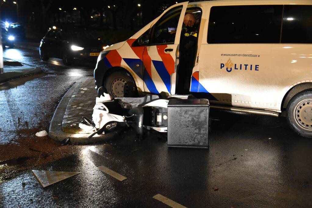 Maaltijdbezorger gewond bij aanrijding met auto