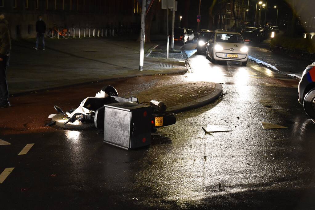 Maaltijdbezorger gewond bij aanrijding met auto