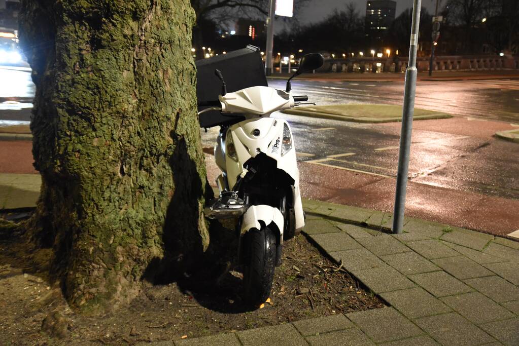 Maaltijdbezorger gewond bij aanrijding met auto