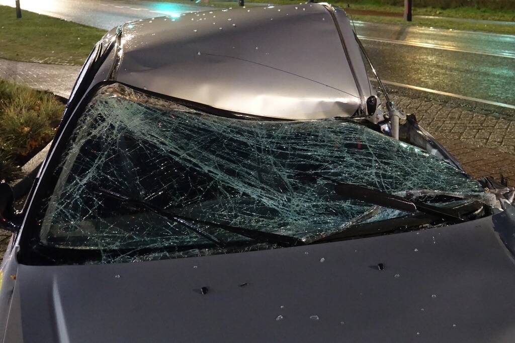 Auto platgereden door vrachtwagen