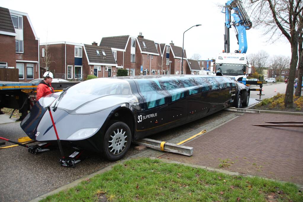 Superbus Wubbo Ockels wordt vervoerd naar nieuwe locatie