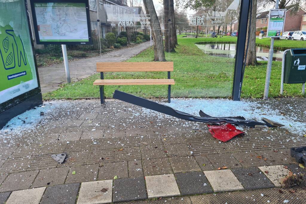 Auto en bushokje gesloopt