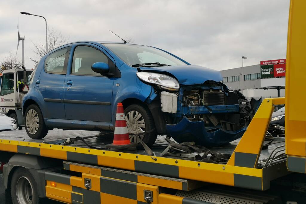 Twee auto lopen behoorlijke schade op bij botsing