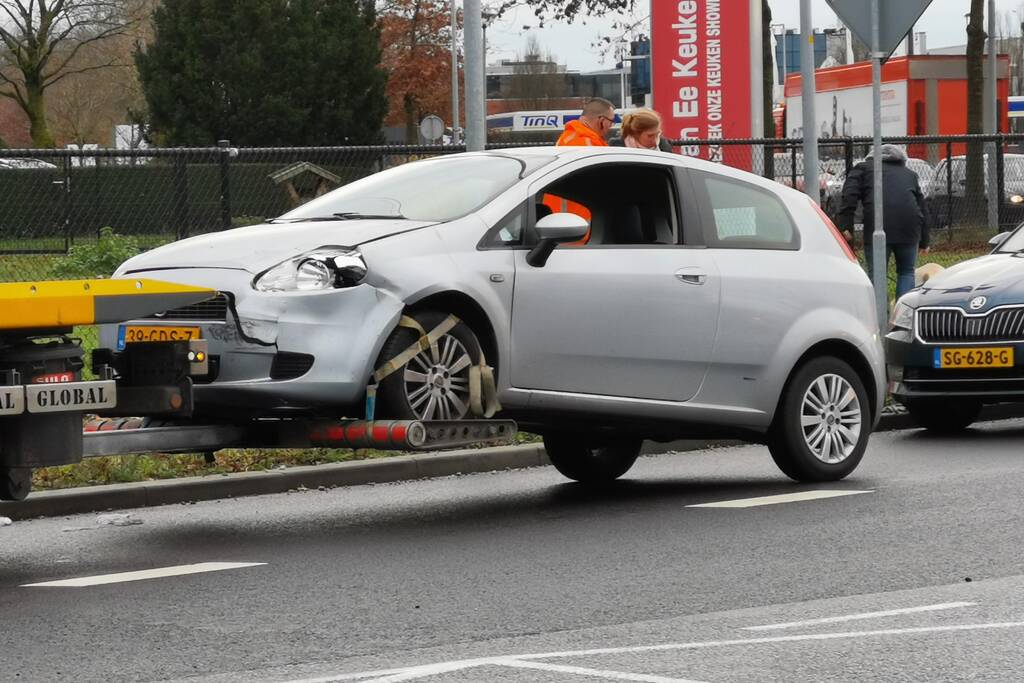 Twee auto lopen behoorlijke schade op bij botsing