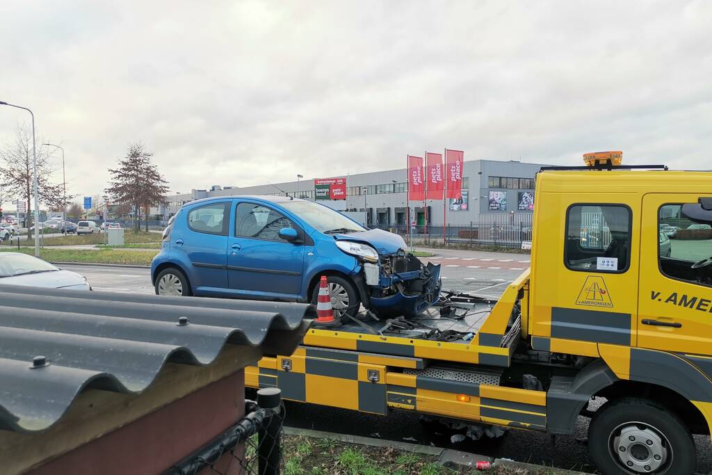 Twee auto lopen behoorlijke schade op bij botsing