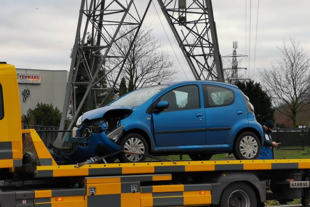 Twee auto lopen behoorlijke schade op bij botsing