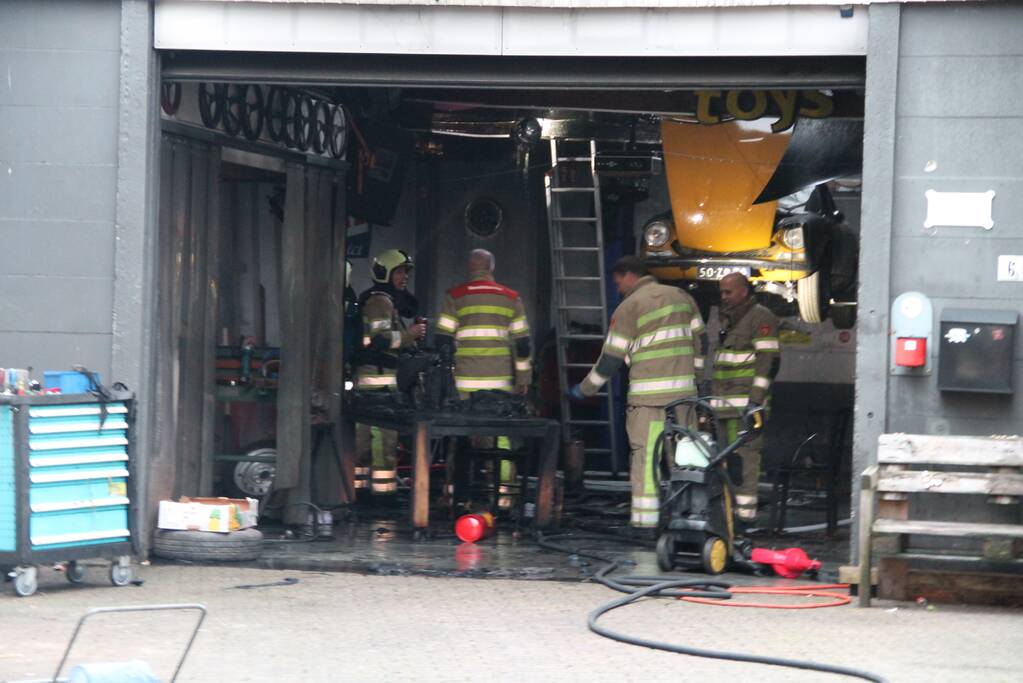 Brand in autogarage snel geblust