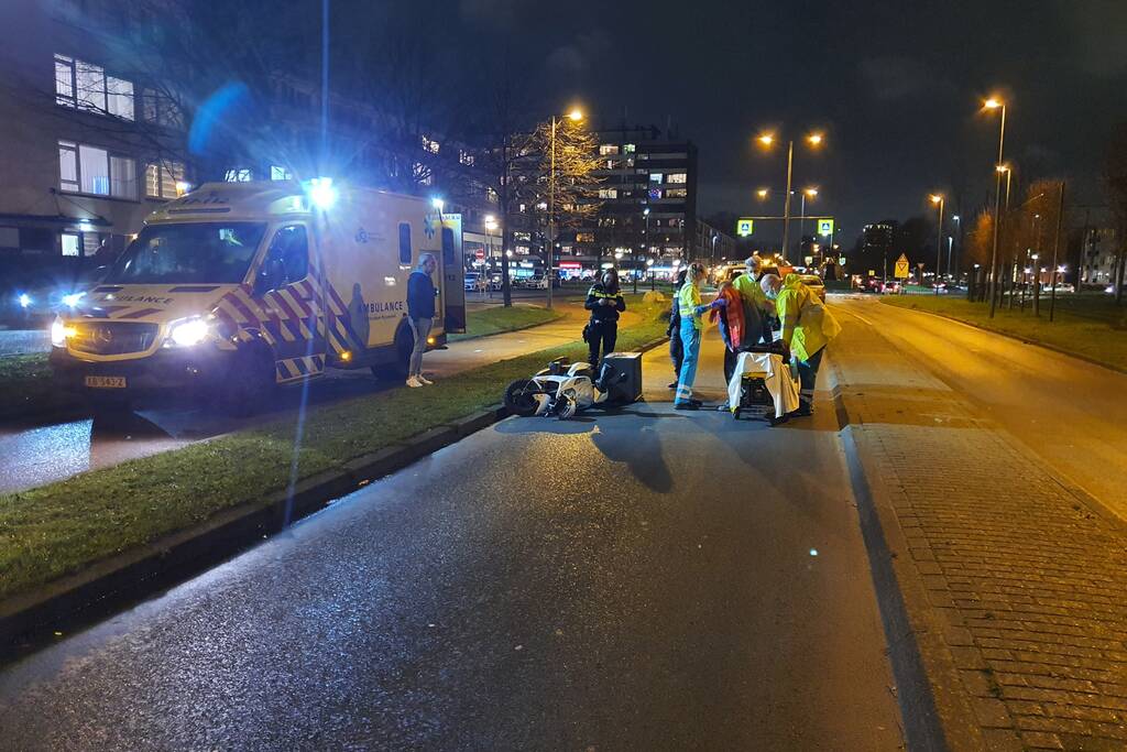 Maaltijdbezorgster gaat onderuit met brommer