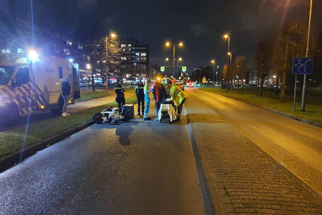 Maaltijdbezorgster gaat onderuit met brommer