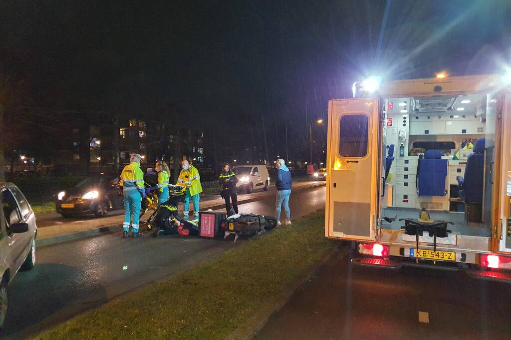 Maaltijdbezorgster gaat onderuit met brommer