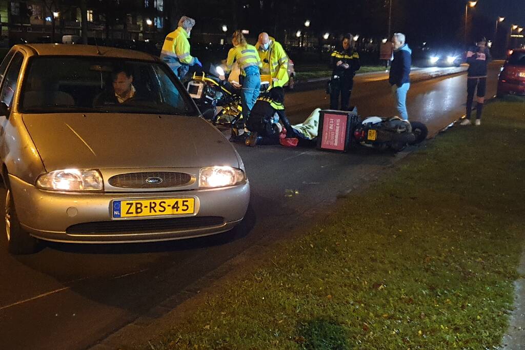 Maaltijdbezorgster gaat onderuit met brommer