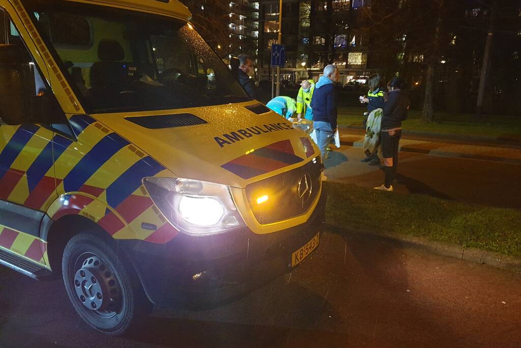 Maaltijdbezorgster gaat onderuit met brommer