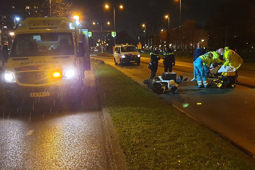 Maaltijdbezorgster gaat onderuit met brommer