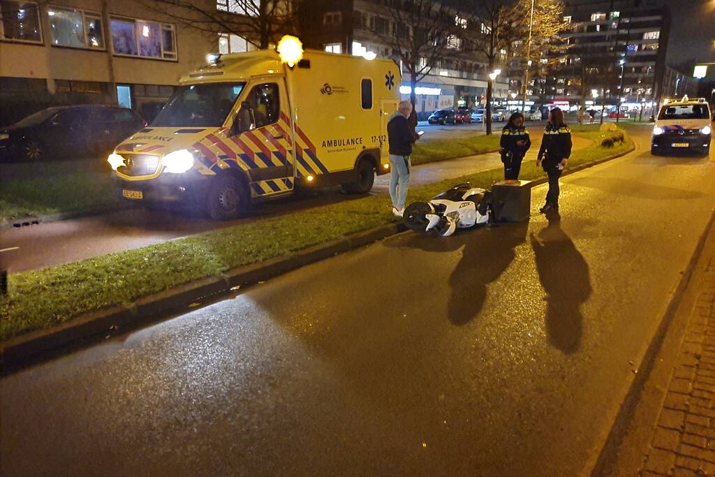 Maaltijdbezorgster gaat onderuit met brommer